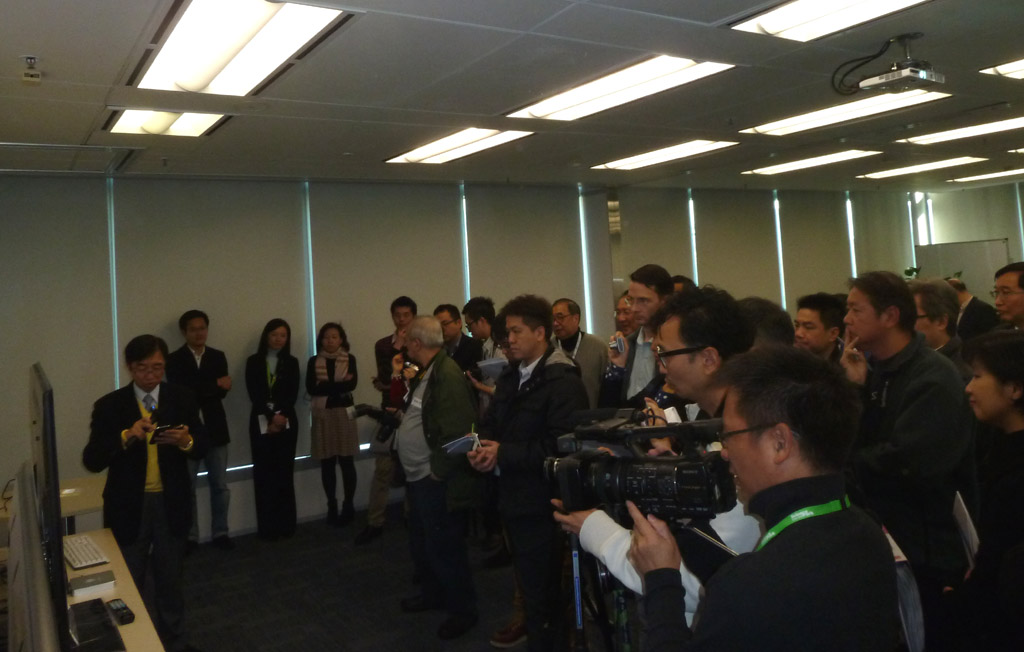 Mr. Alan Kan was surrounded by nearly 100 reporters and industry gurus.